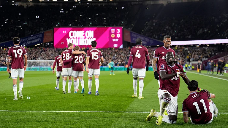 West Ham United's Taty Castellanos, bottom right, celebrates scoring with teammates during their English Premier League soccer match against Wolverhampton Wanderers in London, Friday, April 10, 2026. - | Photo: AP/Jordan Pettitt