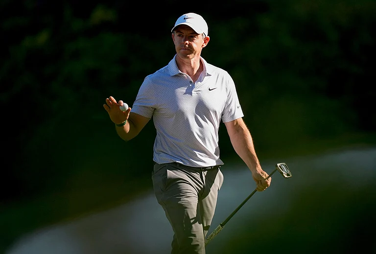 Rory McIlroy, of Northern Ireland, waves after his putt on the 13th hole during the second round of the Masters golf tournament at the Augusta National Golf Club in Augusta, Georgia. - | Photo: AP/Matt Slocum
