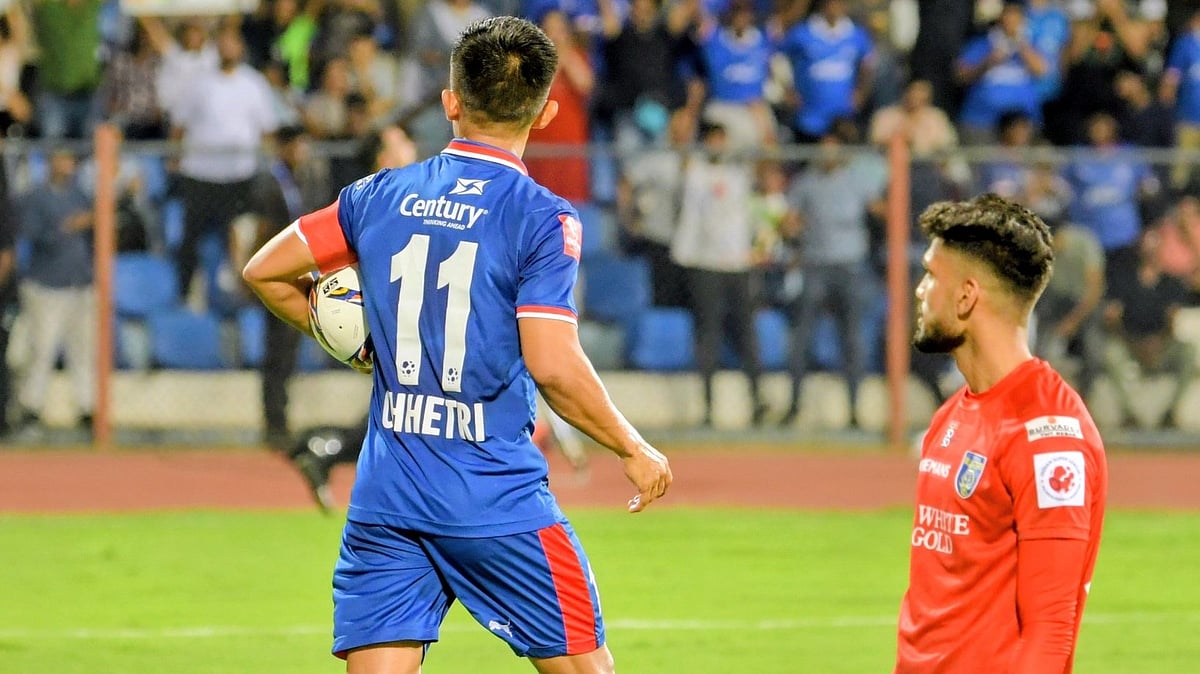 Action from the first half of the Indian Super League game between Bengaluru FC and Kerala Blasters. - Photo: X/Indian Super League
