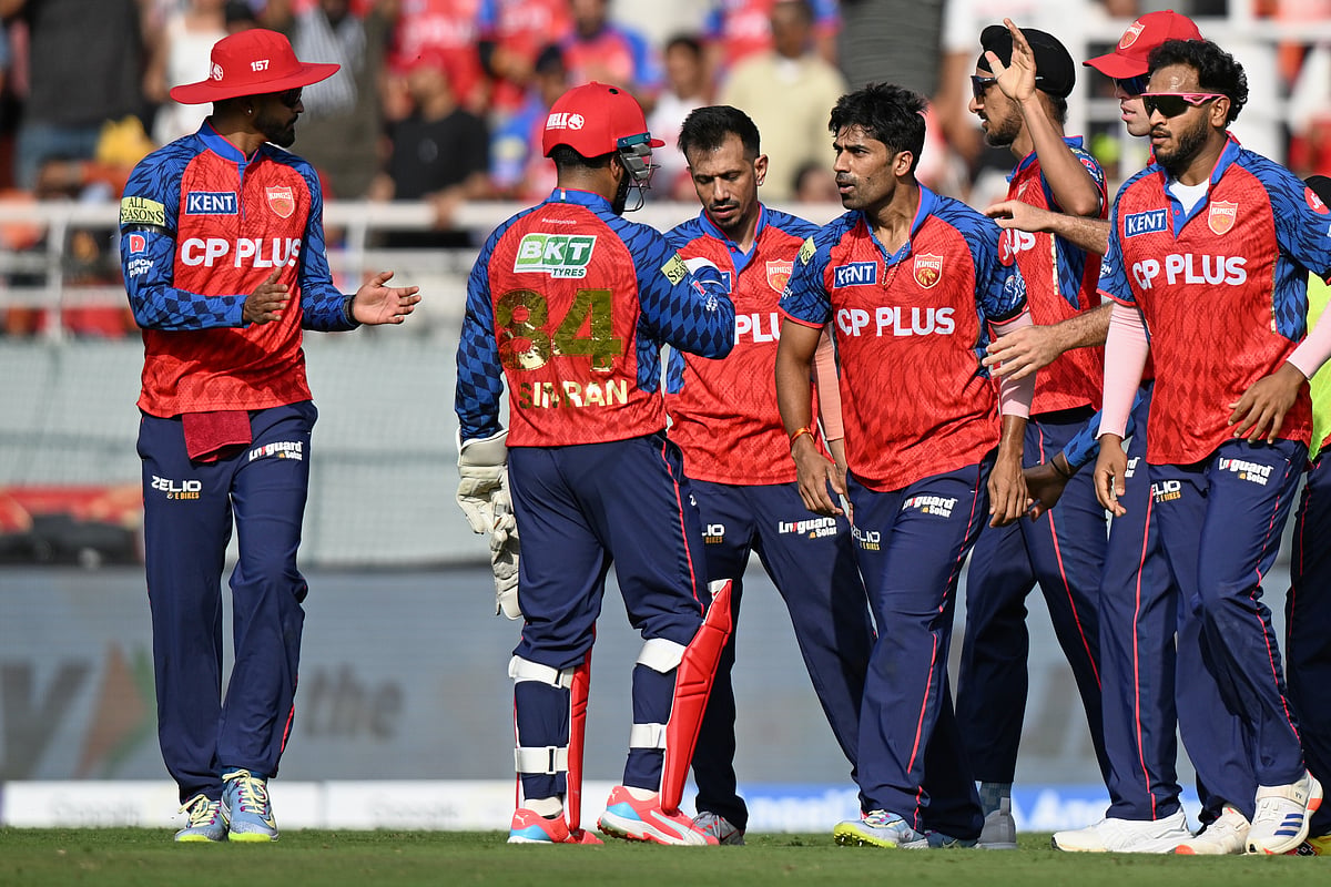 Shashank Singh celebrating with teammates after dismissing Abhishek Sharma during PBKS vs SRH IPL 2026 match at Mullanpur. 