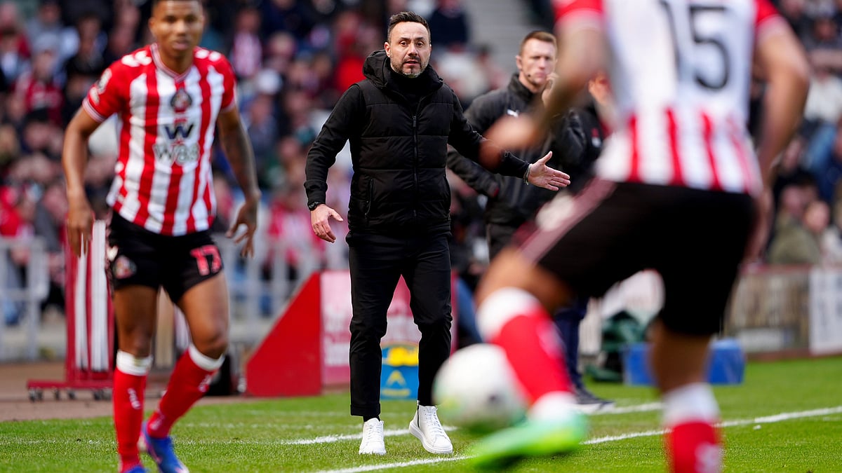 Tottenham Hotspur manager Roberto De Zerbi gives instructions during the Premier League soccer match between Sunderland and Tottenham Hotspur, in Sunderland, England, Sunday April 12, 2026.  - | Photo: AP/Owen Humphreys