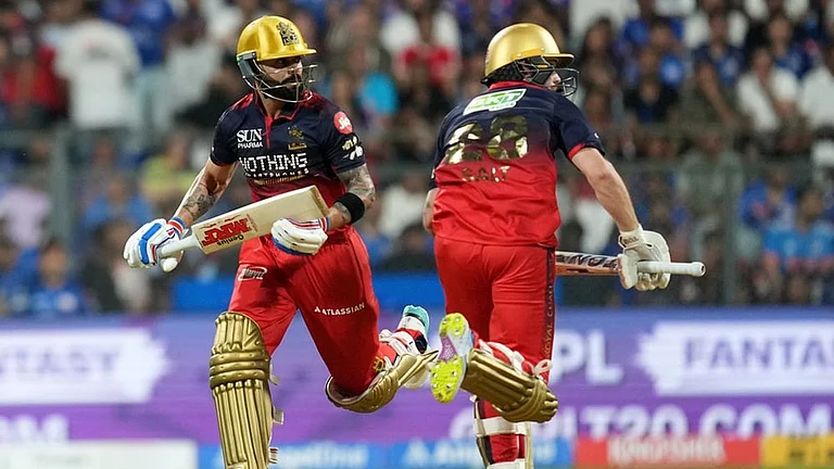 Royal Challengers Bengaluru's Virat Kohli, left and Phil Salt run between the wickets to score during the Indian Premier League cricket match between Mumbai Indians and Royal Challengers Bengaluru, in Mumbai , India. - | Photo: AP/Rafiq Maqbool