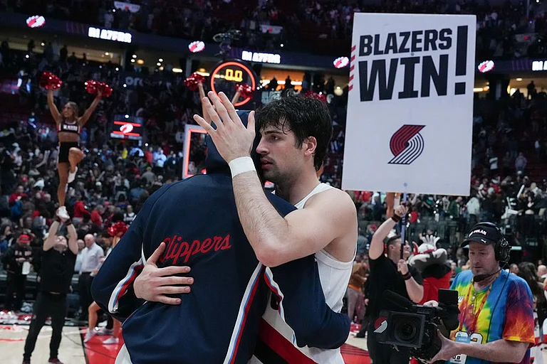 Portland Trail Blazers forward Deni Avdija, center right, greets Los Angeles Clippers players after an NBA basketball game in Portland, Ore. - | Photo: AP/Jenny Kane