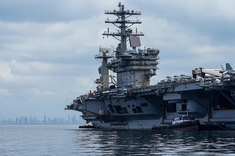 US Warships In The Strait: Turning Point Or Tactical Signal? - Matias Delacroix