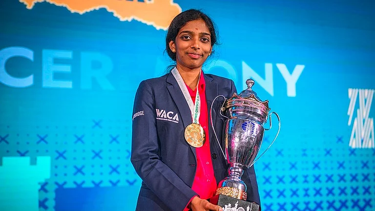 In this image taken on Sept. 15, 2025, India's GM Vaishali Rameshbabu poses with her trophy after winning the FIDE Women’s Grand Swiss 2025, in Samarkand, Uzbekistan. Vaishali made it to the women’s Candidates tournament after a hard-fought draw against former world champion Zhongyi Tan of China. - | Photo: FIDE/Michal Walusza via PTI