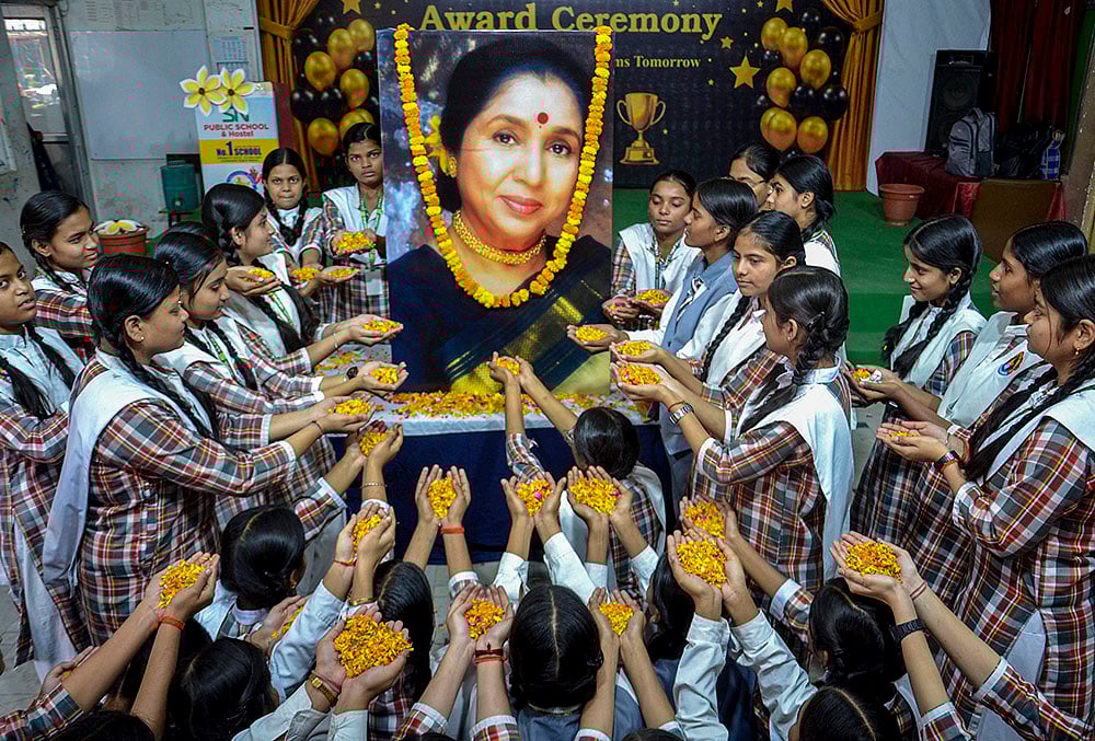 People pay tributes to Asha Bhosle