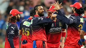 (AP Photo/Rafiq Maqbool) : Royal Challengers Bengaluru's Krunal Pandya, centre and others celebrates the wicket of Mumbai Indians' Suryakumar Yadav during the Indian Premier League cricket match between Mumbai Indians and Royal Challengers Bengaluru, in Mumbai , India, Sunday, April 12, 2026