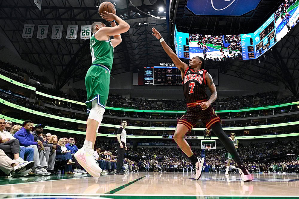 Dallas Mavericks' Klay Thompson shoots over Chicago Bulls' Rob Dillingham during an NBA basketball game in Dallas. - | Photo: AP/Albert Pena