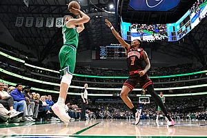 | Photo: AP/Albert Pena : Dallas Mavericks' Klay Thompson shoots over Chicago Bulls' Rob Dillingham during an NBA basketball game in Dallas.