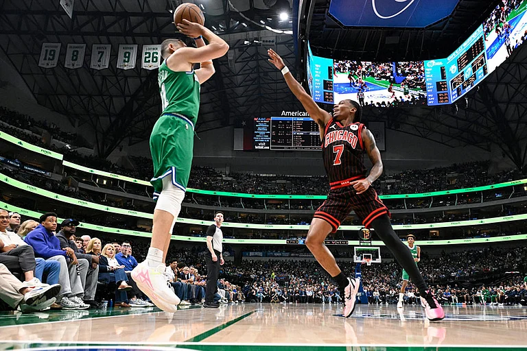 Dallas Mavericks' Klay Thompson shoots over Chicago Bulls' Rob Dillingham during an NBA basketball game in Dallas. - | Photo: AP/Albert Pena