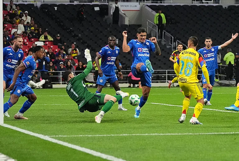 Cruz Azul's goalkeeper Andres Gudino (1) makes a save during a Mexican soccer league match against America in Mexico City. - | Photo: AP/Eduardo Verdugo