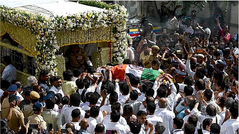 Mourners carry the body of late Bollywood playback singer Asha Bhosle