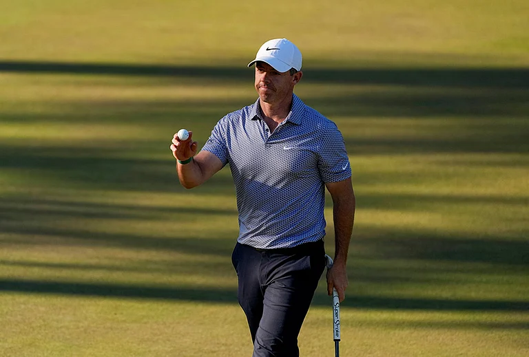 Rory McIlroy, of Northern Ireland, waves after his putt on the 15th hole during the third round of the Masters golf tournament at the Augusta National Golf Club,
in Augusta, Georgia. - | Photo: AP/Eric Gay
