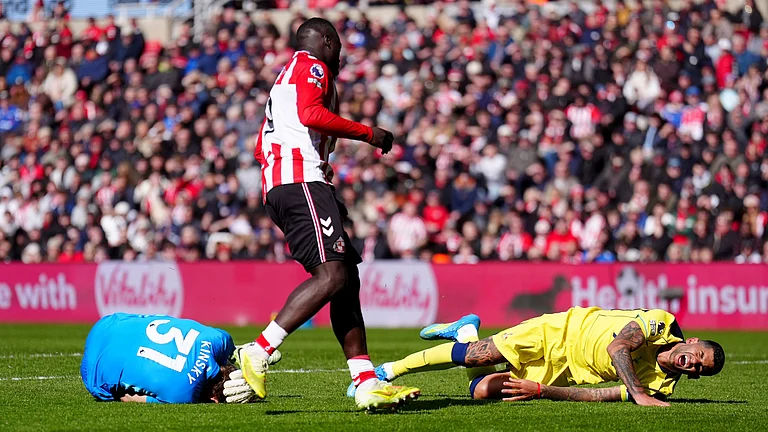 Sunderland's Brian Brobbey, centre, looks on after pushing Tottenham Hotspur's Cristian Romero, right, into Tottenham Hotspur goalkeeper Antonin Kinsky, left, during the Premier League soccer match between Sunderland and Tottenham Hotspur, in Sunderland, England, Sunday April 12, 2026. - (Owen Humphreys/PA via AP)