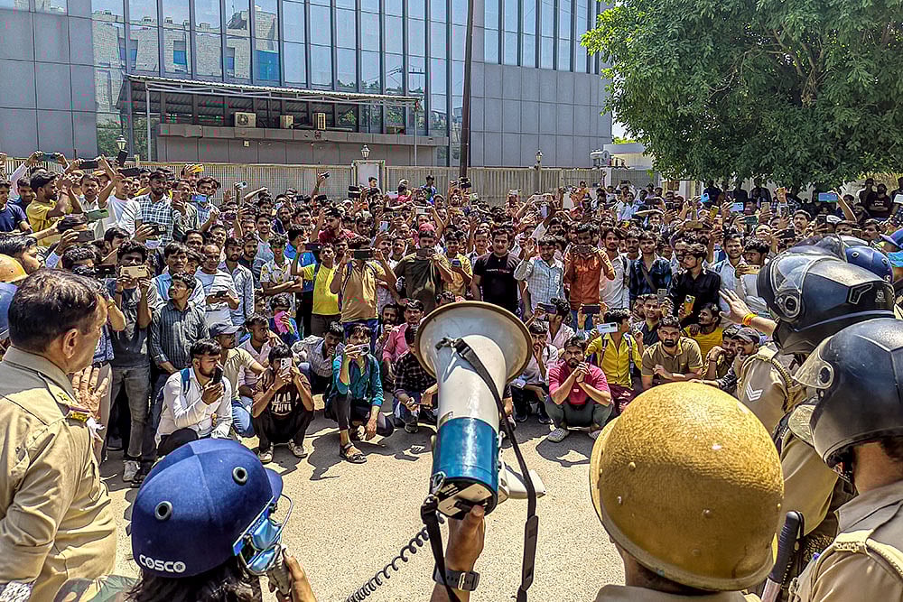 Workers protest over wage hike: Noida