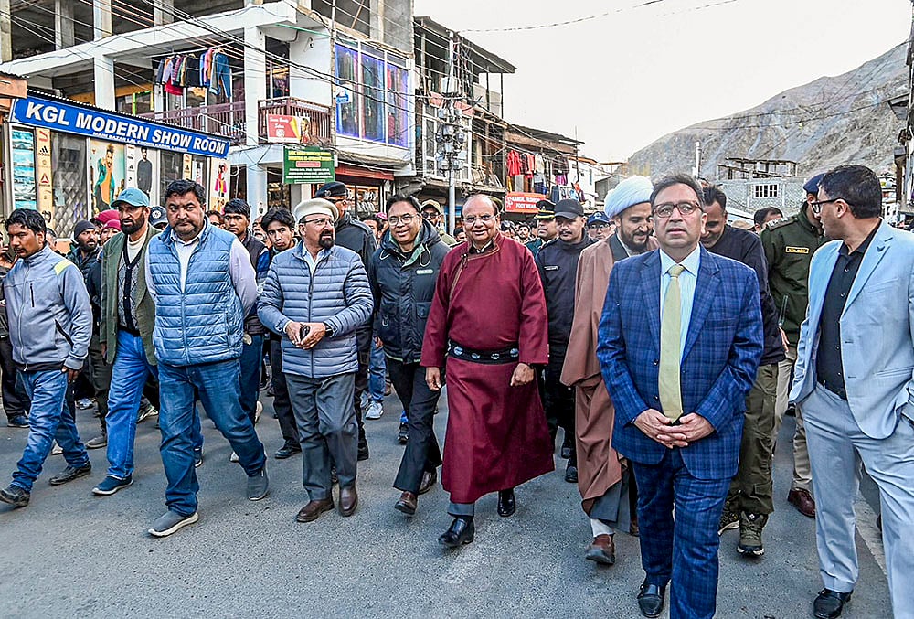 Vinai Kumar Saxena visits a market in Ladakh