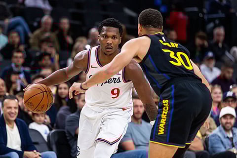 Los Angeles Clippers forward Kawhi Leonard (2) is defended by Golden State Warriors guard Stephen Curry (30) during the first half of an NBA basketball game in Inglewood, Calif.