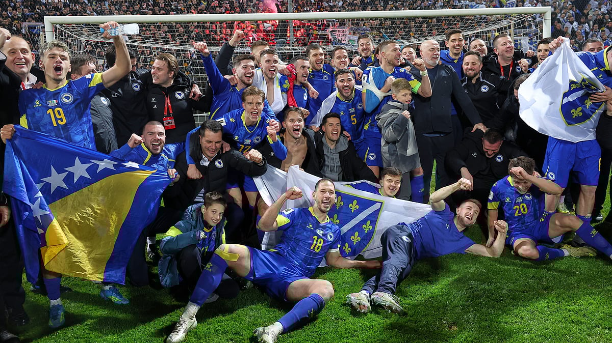 Bosnia players celebrate after winning a penalty shootout at the end of the World Cup qualifying playoff final soccer match between Bosnia and Italy in Zenica, Bosnia, Tuesday, March 31, 2026.  - (AP Photo/Armin Durgut)