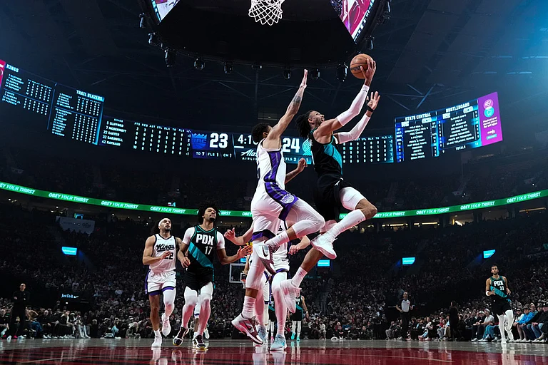 Portland Trail Blazers guard/forward Matisse Thybulle goes to the basket during the first half of an NBA basketball game against the Sacramento Kings in Portland, Ore. - | Photo: AP/Jenny Kane