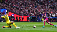 AP Photo/Manu Fernandez : Barcelona's Lamine Yamal, right, scores the opening goal during the Champions League quarterfinal second leg soccer match between Atletico Madrid and Barcelona in Madrid, Spain, Tuesday, April 14, 2026.