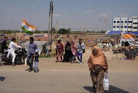 People at the ground of Babri Masjid at Murshidabad Beldanga