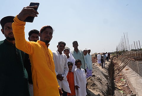 People at the ground of Babri Masjid at Murshidabad Beldanga