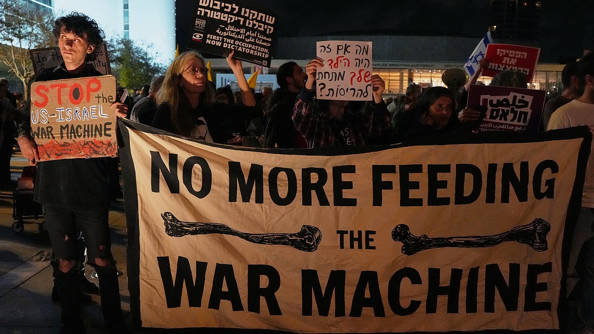People take part in a protest calling for the end of the war, in Tel Aviv, Israel, Saturday, April 11, 2026. - Photo: AP/Maya Levin