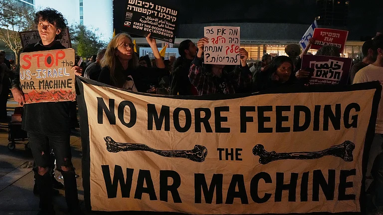 People take part in a protest calling for the end of the war, in Tel Aviv, Israel, Saturday, April 11, 2026. - Photo: AP/Maya Levin