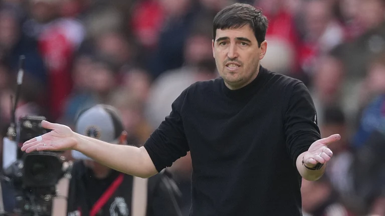Bournemouth's head coach Andoni Iraola reacts during the Premier League soccer match between Arsenal and Bournemouth in London, England Saturday, April 11, 2026. - | Photo: AP/Dave Shopland