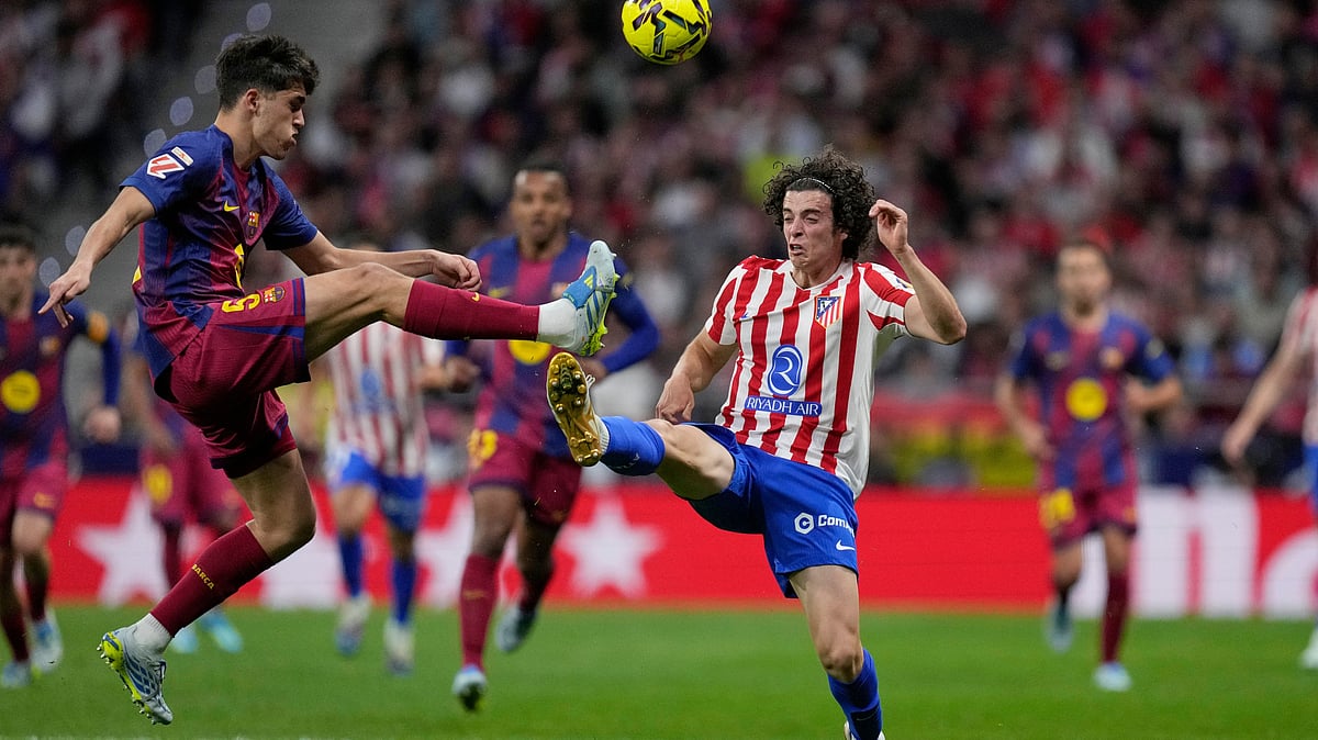 Atletico Madrid's Javi Morcillo right vies for the ball with Barcelona's Pau Cubarsi during a La Liga soccer match between Atletico Madrid and Barcelona in Madrid, Spain, Saturday, April 4, 2026. - | Photo: AP/Bernat Armangue