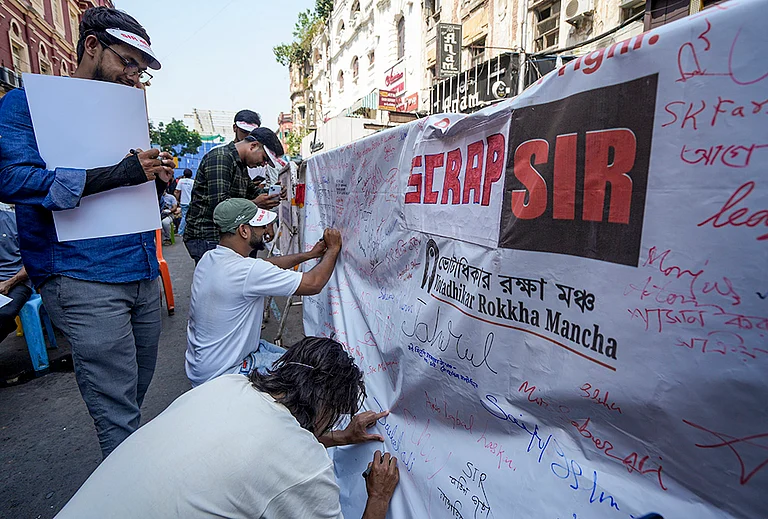 Members of Votadhikar Raksha Mancha stage a protest demanding voting rights for deleted voters ahead of the West Bengal Assembly elections, in Kolkata. - | Photo: PTI/Manvender Vashist Lav