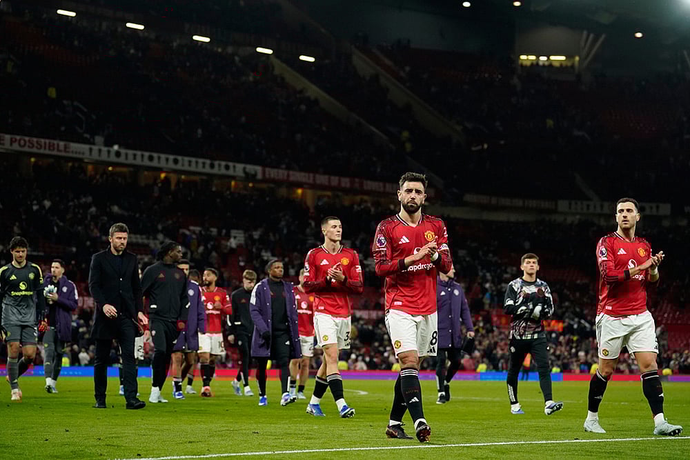 Manchester United players walk off the pitch after the Premiier League soccer match between Manchester United and Leeds in Manchester, England. - | Photo: AP/Dave Thompson