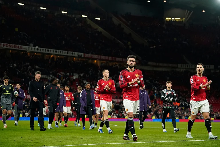 Manchester United players walk off the pitch after the Premiier League soccer match between Manchester United and Leeds in Manchester, England. - | Photo: AP/Dave Thompson