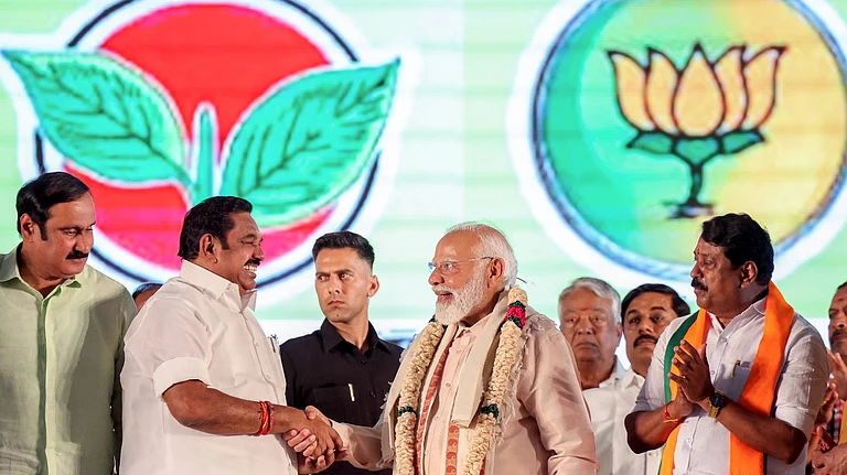 Prime Minister Narendra Modi shakes hand with AIADMK General Secretary Edappadi K. Palaniswami, during a public meeting, in Tiruchirappalli - Photo: IMAGO / ANI News