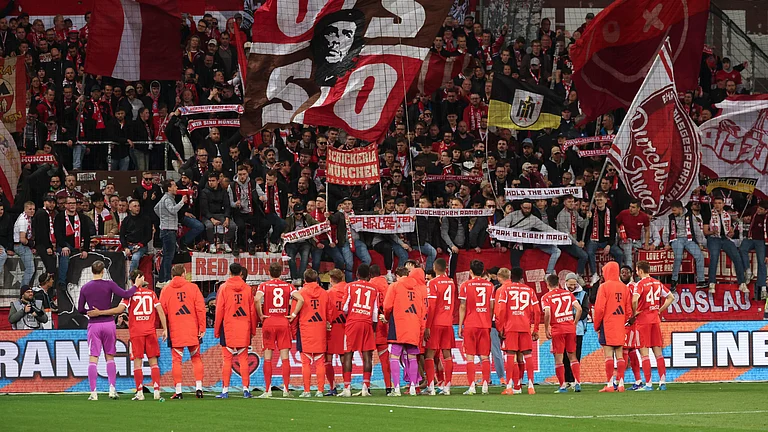 Bayern's Munich's players acknowledge fans at the end of the German Bundesliga soccer match between FC St. Pauli and Bayern Munich in Hamburg, Germany, Saturday, April 11, 2026. - | Photo: dpa/Christian Charisius via AP