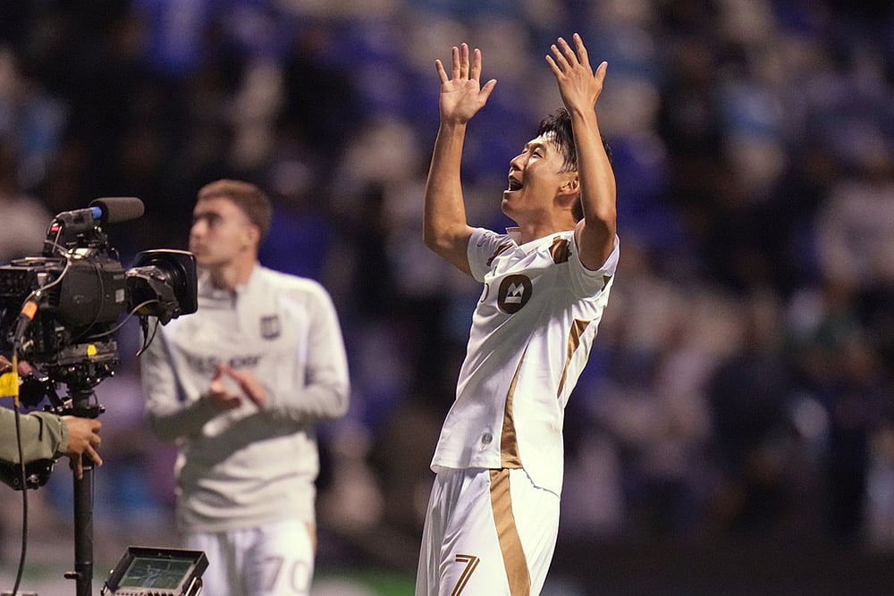 Son Heung-Min of the United States' Los Angeles FC celebrates at the end of a CONCACAF Champions Cup quarterfinal second leg soccer match against Mexico's Cruz Azul in Puebla, Mexico. - | Photo: AP/Eduardo Verdugo