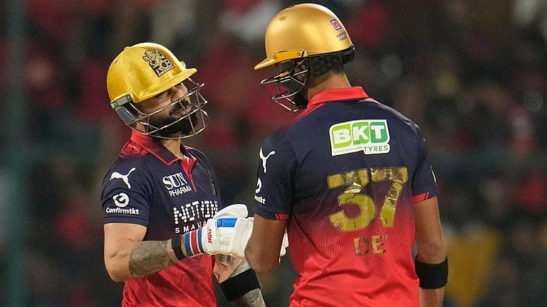 Royal Challengers Bengaluru's Virat Kohli, left, celebrates after hits a boundary with Devdutt Padikkal during the Indian Premier League cricket match between Royal Challengers Bengaluru and Lucknow Super Giants in Bengaluru, India. - | Photo: AP/Aijaz Rahi