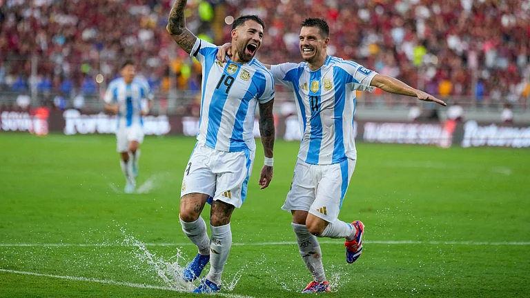 Argentina's Nicolas Otamendi (19, File) celebrates with Giovani Lo Celso after scoring his side's opening goal against Venezuela during a FIFA World Cup 2026 qualifying soccer match in Maturin, Venezuela, Thursday, Oct. 10, 2024. - | Photo: AP/Ariana Cubillos