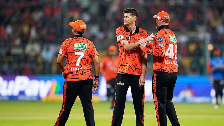 Sunrisers Hyderabad's David Payne, center, celebrates with teammates the wicket of Royal Challengers Bengaluru's captain Rajat Patidar during the Indian Premier League cricket match between Royal Challengers Bengaluru and Sunrisers Hyderabad in Bengaluru, India. - Photo: AP/Aijaz Rahi