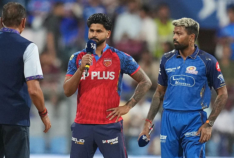 Punjab Kings' captain Shreyas Iyer, center, talk as Mumbai Indians' captain Hardik Pandya watches during the toss at the start of the Indian Premier League cricket match between their teams in Mumbai. - | Photo: AP/Rafiq Maqbool