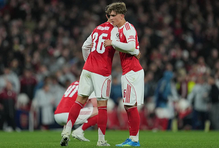 Arsenal's Martin Zubimendi, left, and Max Dowman hug afterthe UEFA Champions League second leg quarterfinal soccer match between Arsenal and Sporting in London, England. - | Photo: AP/Kin Cheung