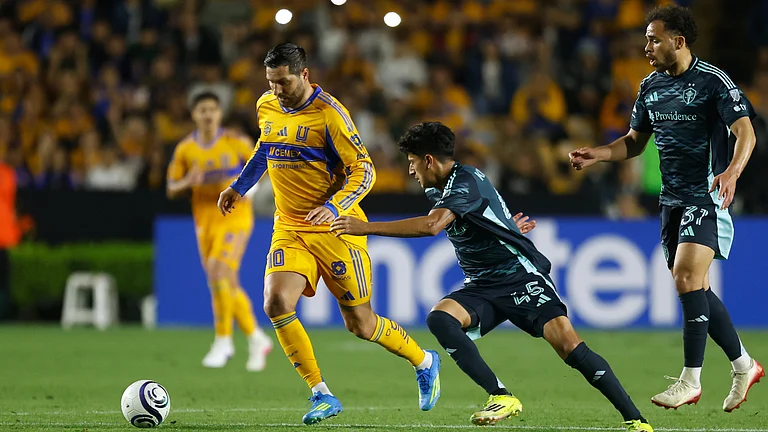 Andre-Pierre Gignac of Mexico's Tigres, left, is followed by Peter Kingston, center, and Hassani Dotson of the United States' Seattle Sounders during a CONCACAF Champions Cup quarterfinal first leg soccer match in Monterrey, Mexico, Wednesday, April 8, 2026. - | Photo: AP/Jorge Mendoza