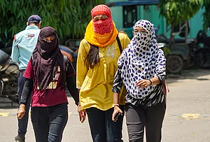 | Photo: PTI : Women cover themselves amid heat on a hot summer day, in Varanasi, Uttar Pradesh.