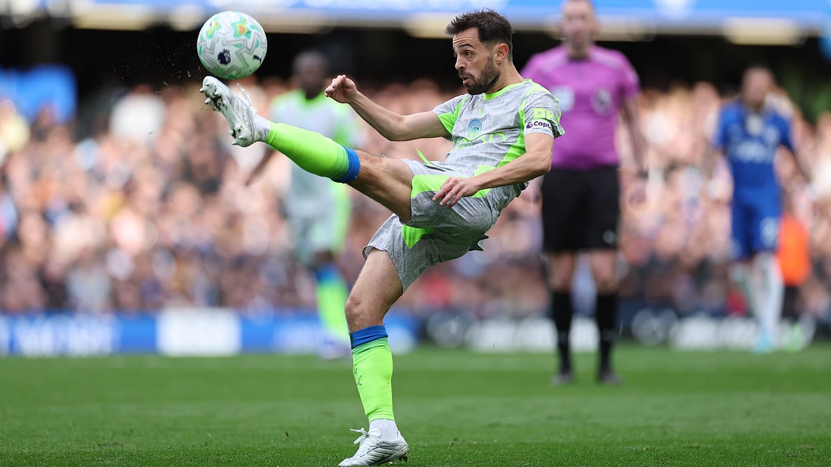 Manchester City's Bernardo Silva clears the ball during the Premier League soccer match between Chelsea and Manchester City in London, Sunday, April 12, 2026.  - | Photo: AP/Ian Walton