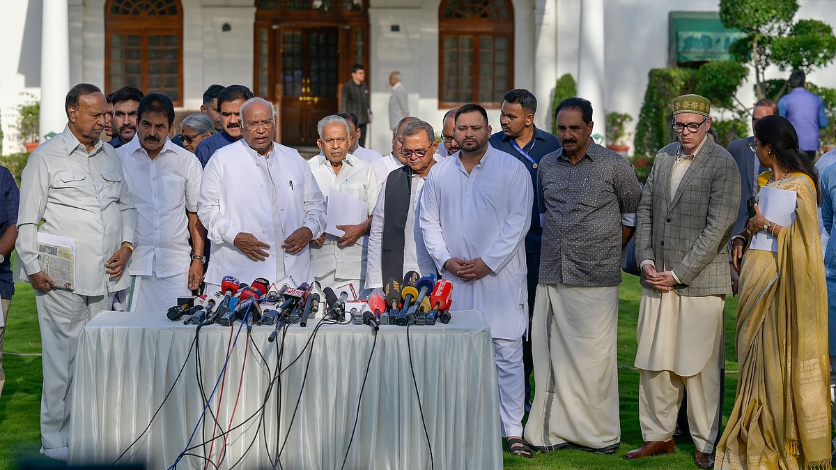Congress President Mallikarjun Kharge addresses a press conference alongwith other INDIA Bloc leaders, Congress leader KC Venugopal, RJD National Working President Tejashwi Yadav, RSP MP NK Premachandran, Jammu and Kashmir Chief Minister Omar Abdullah, NCP (SP) MP Supriya Sule and TMC MP Sagarika Ghose after their meeting to discuss a united strategy regarding the Women s Reservation Bill and parliamentary seat expansion at Kharge s residence on April 15, 2026 in New Delhi, India. - Photo: IMAGO / Hindustan Times