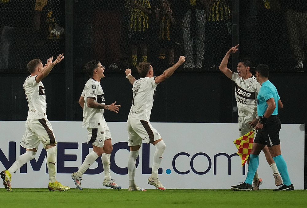 Penarol vs Platense conmebol copa libertadores soccer-Franco Zapiola,