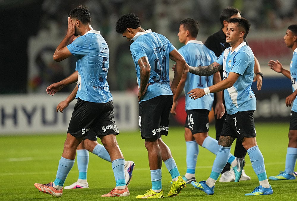 Players of Peru's Sporting Cristal leave the field at the end of a Copa Libertadores Group F soccer match against Brazil's Palmeiras in Sao Paulo. - | Photo: AP/Andre Penner