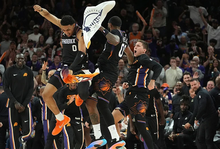 Phoenix Suns forward Royce O'Neale, center, celebrate a 3-pointer against the Portland Trail Blazers with Suns forward Ryan Dunn (0) and Suns' Collin Gillespie during the second half of an NBA play-in tournament basketball game, in Phoenix. - | Photo: AP/Ross D. Franklin