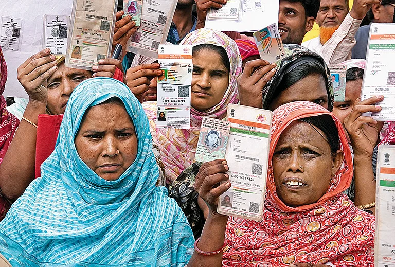 The Missing Voters: Hasnara Khatoon (in blue), who lives in Harishchandrapur in Malda, says that despite having all the documents, five members of her family are missing from the list.
- | Photo: Sandipan Chatterjee