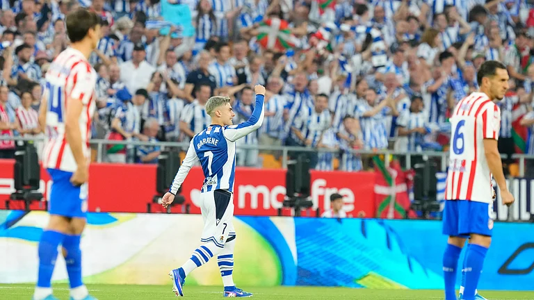 Real Sociedad's Ander Barrenetxea celebrates after scoring his side's first goal during the Copa del Rey final soccer match between Atletico Madrid and Real Sociedad in Seville, Spain, Saturday, April. 18, 2026. - (AP Photo/Jose Breton)